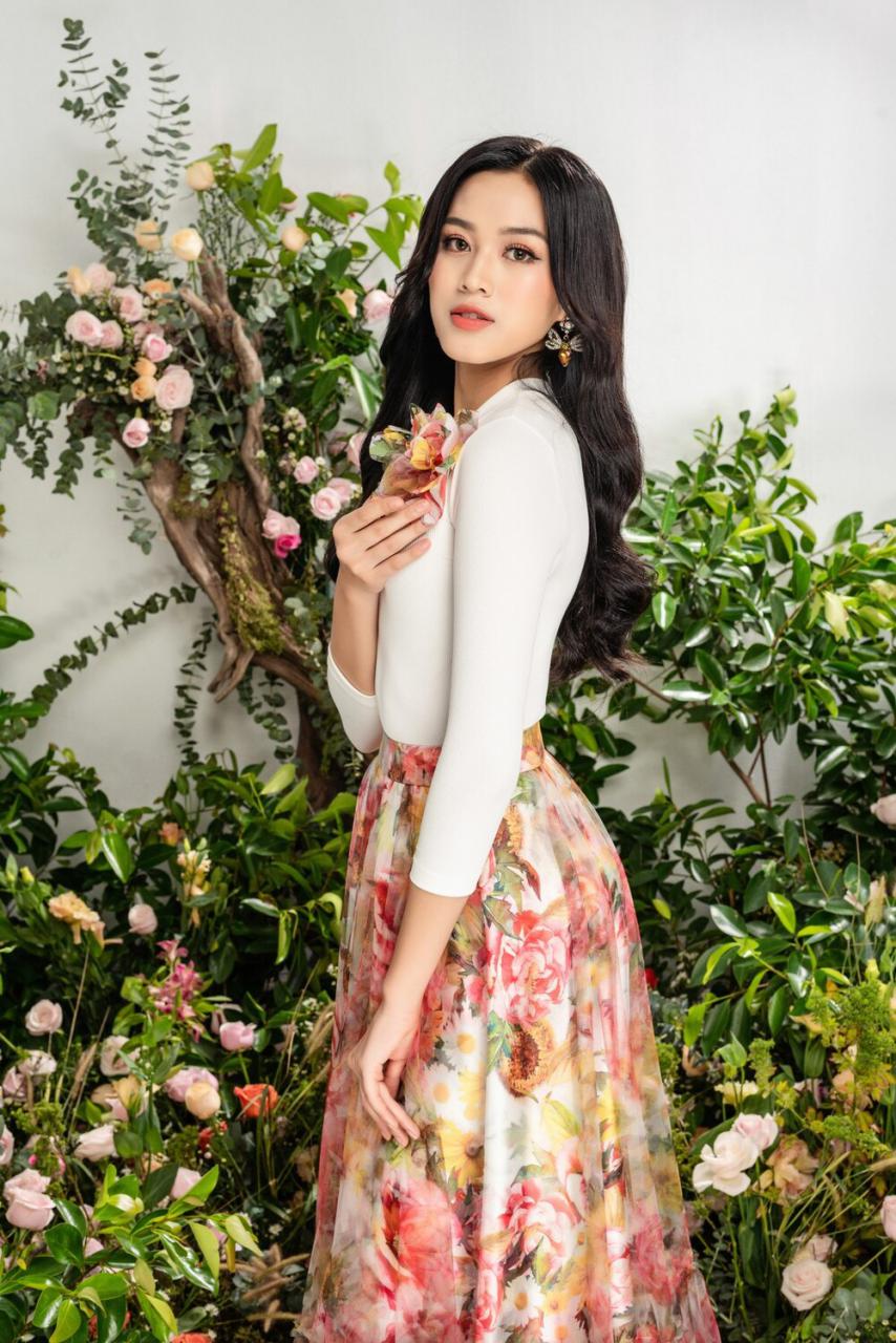 Hoa hậu Đỗ Thị Hà đẹp 'lịm người' nàng thơ mùa xuân gợi cảm là có thật Ảnh 4