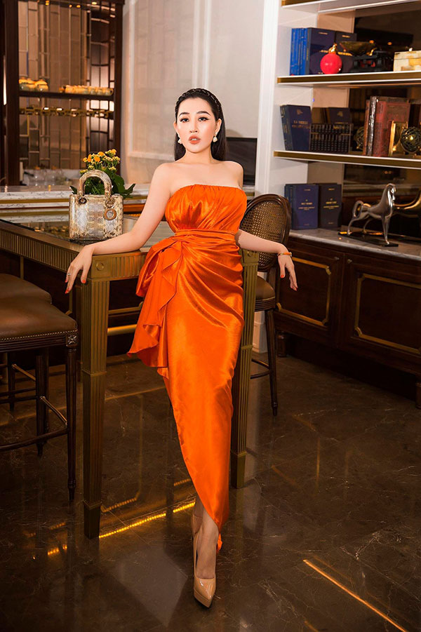 Hoa hậu Huỳnh Thúy Anh đầu tư tiền tỷ vào trang phục đón Noel - 4