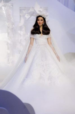 Hoa hậu Tiểu Vy & Lan Khuê khoe điểm vàng hút mắt với váy cưới công chúa cổ tích Ảnh 1