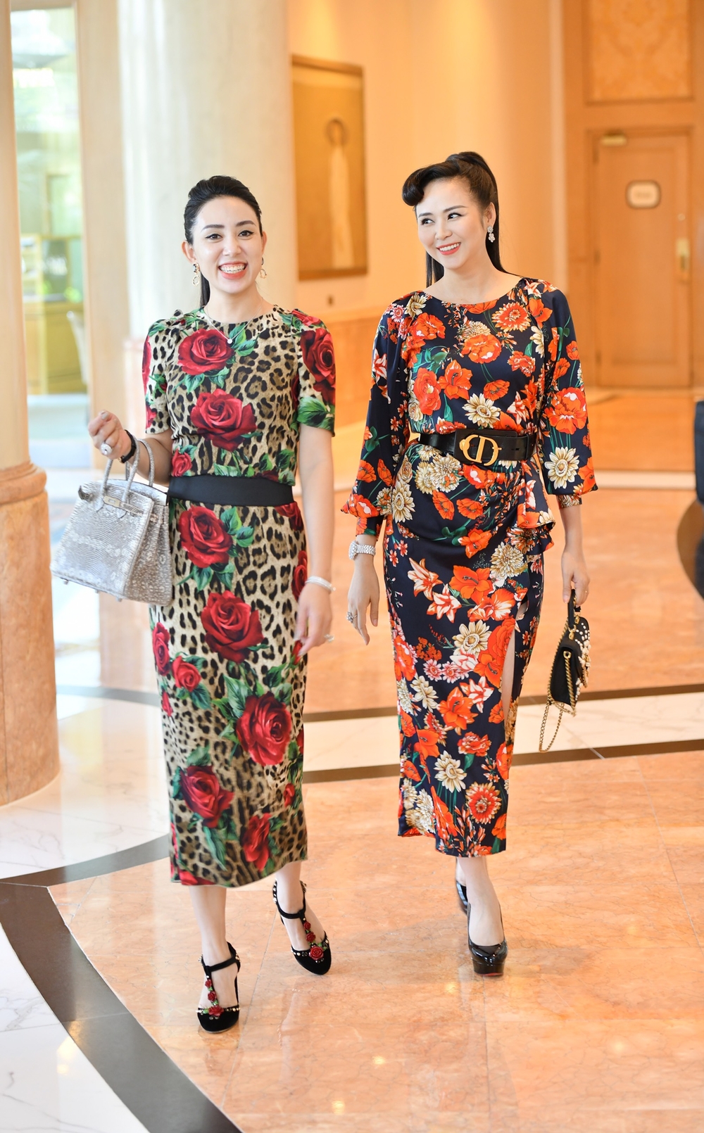 Nữ doanh nhân Phạm Quỳnh (bên trái) trong một thiết kế từ nhà mốt D&G