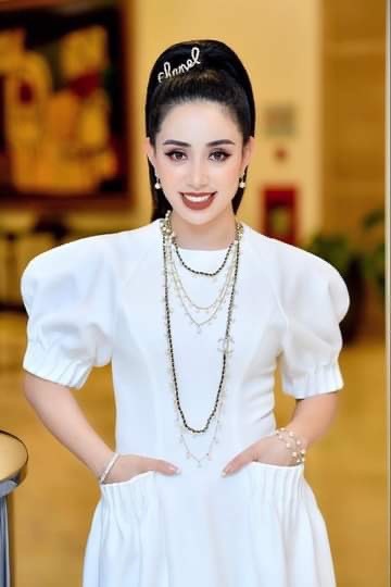 Nữ doanh nhân Phạm Quỳnh luôn nhận được sự ngưỡng mộ rất lớn trong cộng đồng nữ doanh nhân bởi gout thời trang của mình, cô luôn “tư vấn’ giúp các nữ lãnh đạo lựa chọn trang phục phù hợp cho mỗi sự kiện.
