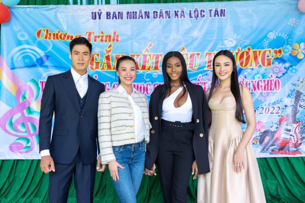 Hành động ấm áp của Hoa hậu Siêu quốc gia Lalela Mswane, Hoa hậu Trái đất Angela Ong khi đến Việt Nam  - Ảnh 1.