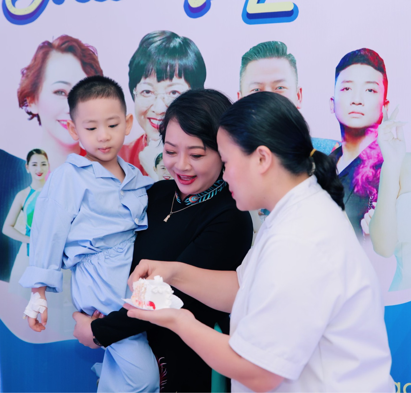 Mẹ con nghệ sĩ Trà My, Xuân Nghĩa, Duy Nguyễn khiến các bệnh nhi cười nghiêng ngả - Ảnh 3.