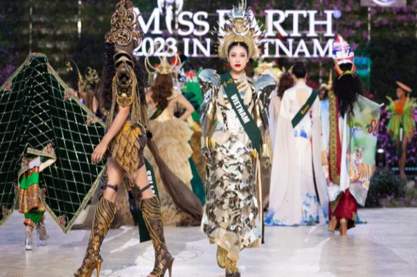 Bán kết Miss Earth 2023: Mỹ nhân Philippines mặc bikini nóng bỏng, Lan Anh bị đau chân vẫn trình diễn nổi bật nhất? - Ảnh 1.