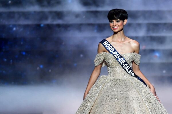 Hoa hậu Pháp 2024 đối mặt chỉ trích vì tóc ngắn - Ảnh 1.