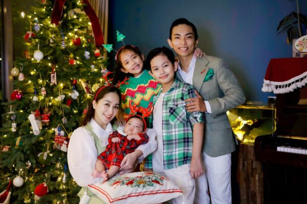 Phan Hiển khoe ảnh gia đình hạnh phúc dịp Noel 2023, hé lộ chuyện hậu trường lỡ "nói xấu" Khánh Thi - Ảnh 1.