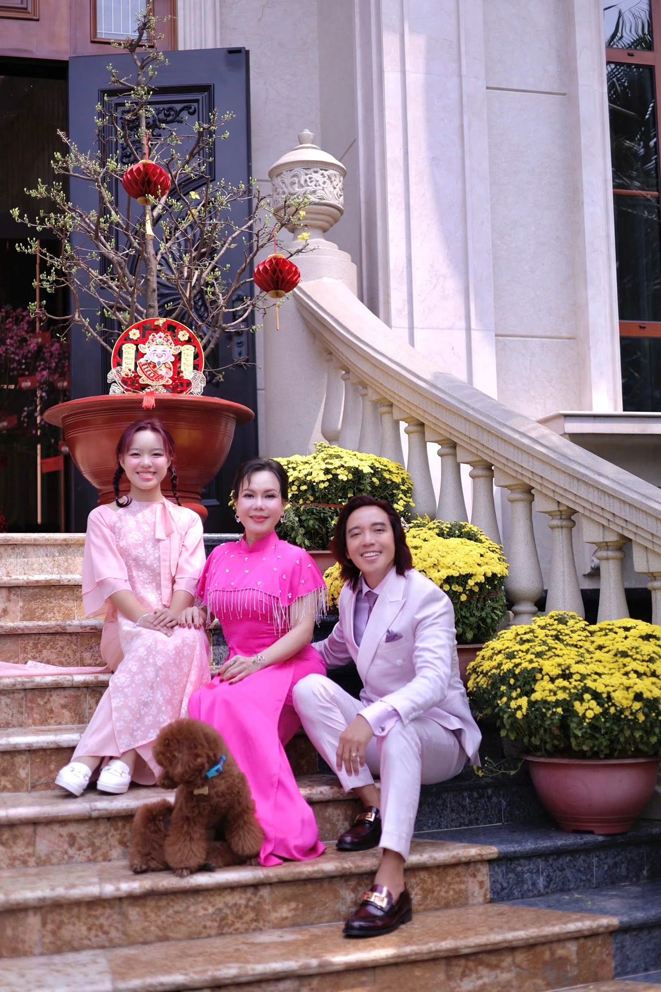 Chân dung chồng đại gia của Việt Hương: Là thạc sĩ tại Mỹ, tặng vợ biệt thự 300 tỷ- Ảnh 4. Chân dung chồng đại gia của Việt Hương: Là thạc sĩ tại Mỹ, tặng vợ biệt thự 300 tỷ- Ảnh 4.