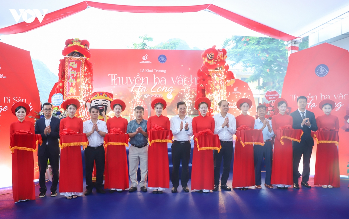 lenh denh cung canh buom do thuyen ba vach tren vinh ha long hinh anh 1