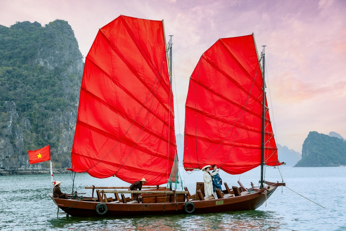 lenh denh cung canh buom do thuyen ba vach tren vinh ha long hinh anh 10