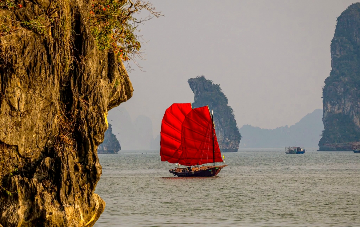 lenh denh cung canh buom do thuyen ba vach tren vinh ha long hinh anh 11