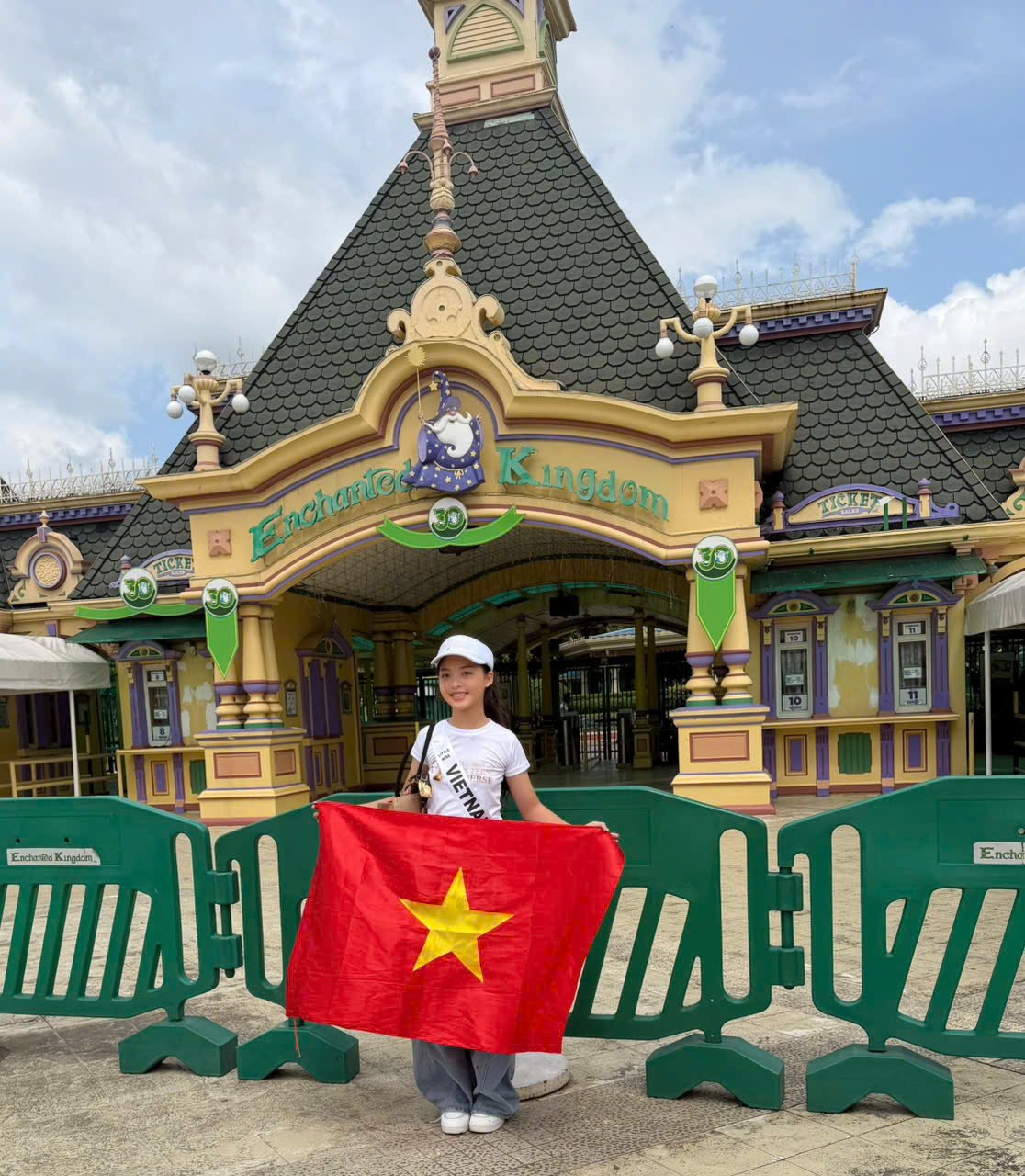 Nguyễn Hoa Thảo Mơ mang theo Quốc kỳ Việt Nam trong hành trình tham dự Little Miss Universe 2026 tại Philippines. Nguyễn Hoa Thảo Mơ mang theo Quốc kỳ Việt Nam trong hành trình tham dự Little Miss Universe 2026 tại Philippines.